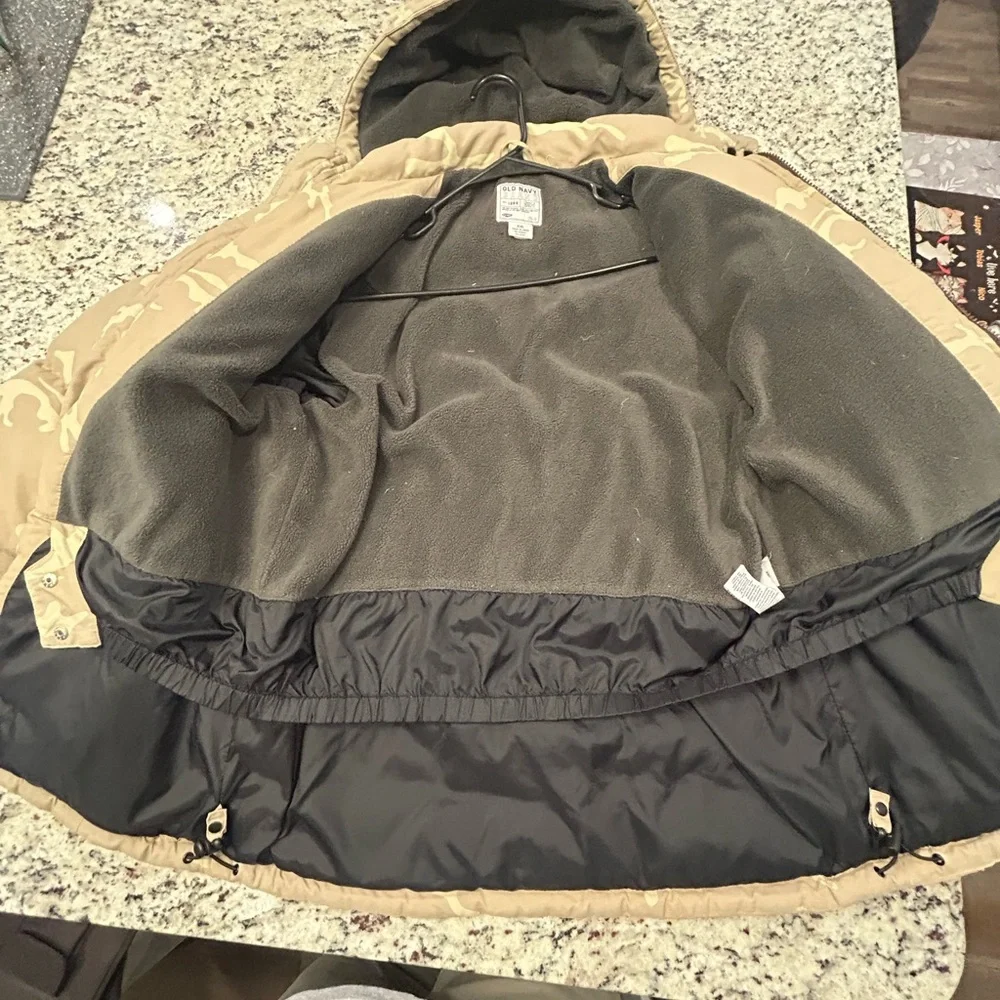 Old Navy Camo Puffer Down Filled Winter Jacket XXL Kids (Large‎ Women, Men Med)